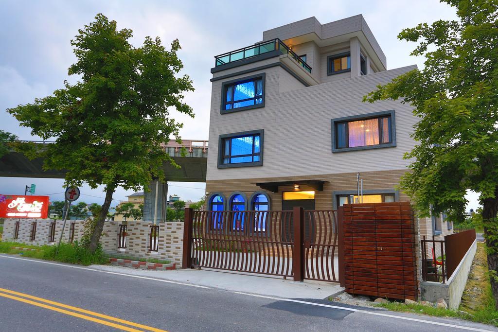 Dania Garden Bed & Breakfast Luodong Luaran gambar