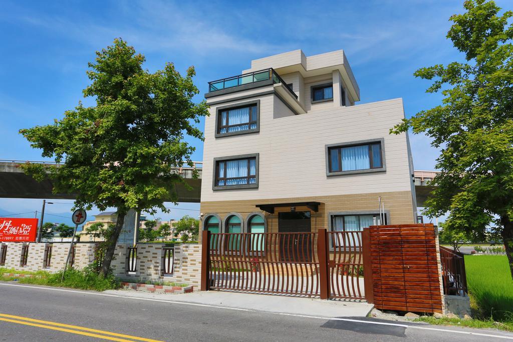 Dania Garden Bed & Breakfast Luodong Luaran gambar