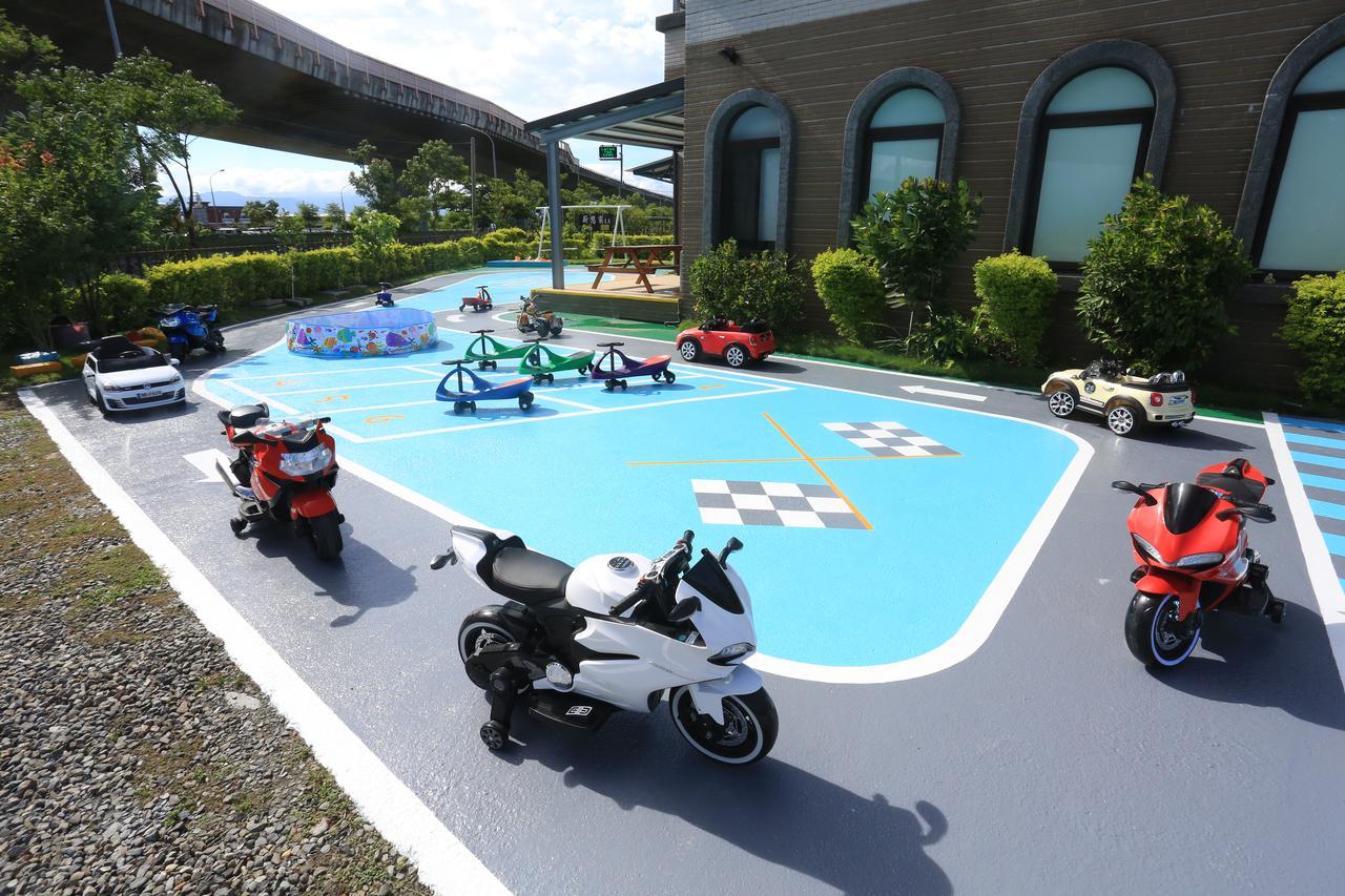 Dania Garden Bed & Breakfast Luodong Luaran gambar