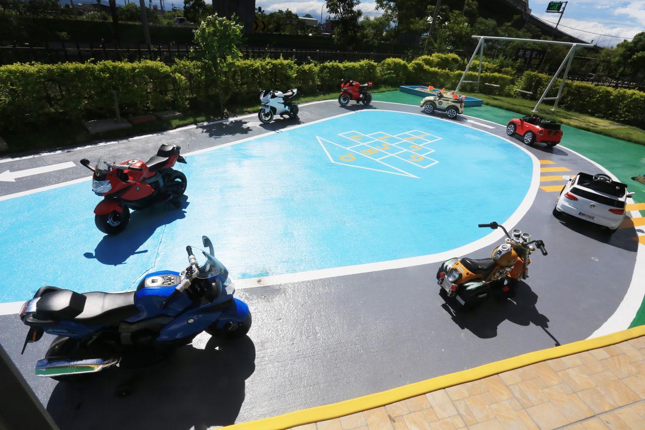 Dania Garden Bed & Breakfast Luodong Luaran gambar
