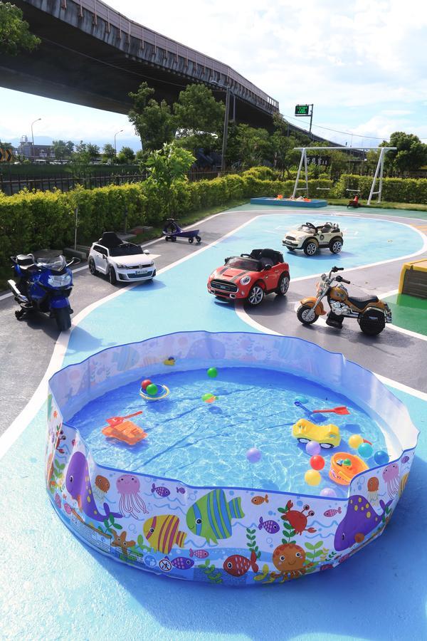 Dania Garden Bed & Breakfast Luodong Luaran gambar